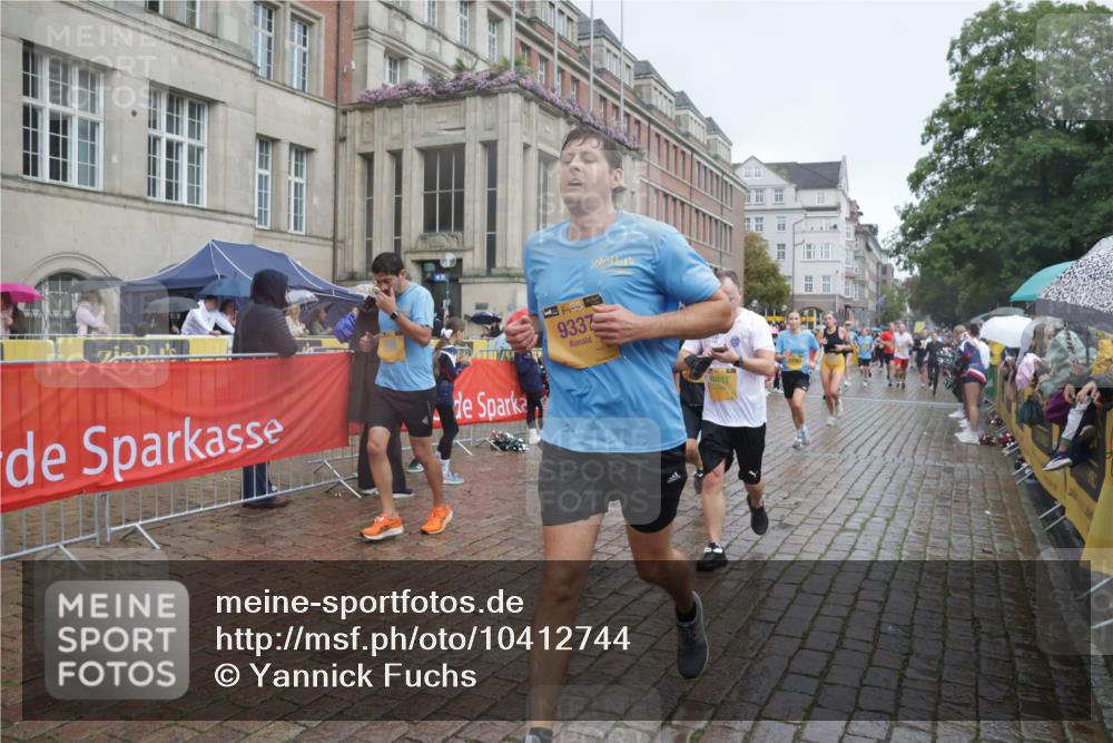 13.09.2026 - Kiel Lauf Yannick Fuchs http://msf.ph/oto/10412744 13.09.2026 10:44:13 Ziel 318, 702, 939, 1242, 1379, 1439, 1839, 1956, 2729, 2826, 2873, 3186, 3573, 3918, 5183, 5711, 5740, 5859, 6059, 6184, 7114, 7250, 7534, 7872, 7900, 9056, 9082, 9229, 9979, 10205, 10405, 10406, 11019, 11195, 11205, 11262, 11277, 11431, 11784, 12152, 12382, 12384, 12386, 12440, 12839, 56, 149, 202, 305, 318, 371, 1029, 1118, 1215, 1956, 1977, 2316, 2653, 2861, 2971, 3258, 3292, 3308, 3734, 3806, 4422, 4669, 4728, 4746, 4850, 5059, 5419, 6368, 7351, 1275 meine-sportfotos.de