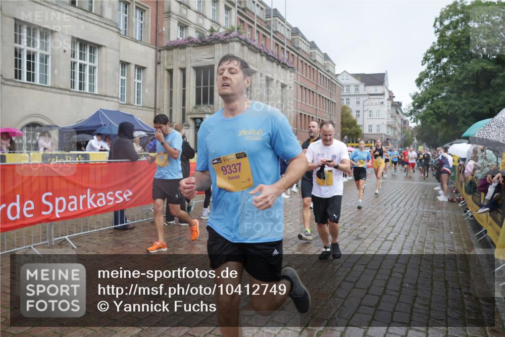 13.09.2026 - Kiel Lauf Yannick Fuchs http://msf.ph/oto/10412749 13.09.2026 10:44:13 Ziel 318, 702, 939, 1242, 1379, 1439, 1839, 1956, 2729, 2826, 2873, 3186, 3573, 3918, 5183, 5711, 5740, 5859, 6059, 6184, 7114, 7250, 7534, 7872, 7900, 9056, 9082, 9229, 9979, 10205, 10405, 10406, 11019, 11195, 11205, 11262, 11277, 11431, 11784, 12152, 12382, 12384, 12386, 12440, 12839, 56, 149, 202, 305, 318, 371, 1029, 1118, 1215, 1956, 1977, 2316, 2653, 2861, 2971, 3258, 3292, 3308, 3734, 3806, 4422, 4669, 4728, 4746, 4850, 5059, 5419, 6368, 7351, 1275 meine-sportfotos.de