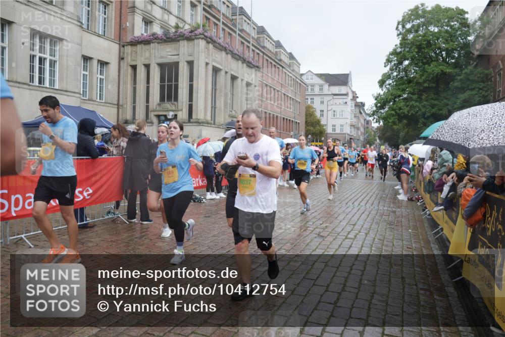 13.09.2026 - Kiel Lauf Yannick Fuchs http://msf.ph/oto/10412754 13.09.2026 10:44:13 Ziel 318, 702, 939, 1242, 1379, 1439, 1839, 1956, 2729, 2826, 2873, 3186, 3573, 3918, 5183, 5711, 5740, 5859, 6059, 6184, 7114, 7250, 7534, 7872, 7900, 9056, 9082, 9229, 9979, 10205, 10405, 10406, 11019, 11195, 11205, 11262, 11277, 11431, 11784, 12152, 12382, 12384, 12386, 12440, 12839, 56, 149, 202, 305, 318, 371, 1029, 1118, 1215, 1956, 1977, 2316, 2653, 2861, 2971, 3258, 3292, 3308, 3734, 3806, 4422, 4669, 4728, 4746, 4850, 5059, 5419, 6368, 7351, 1275 meine-sportfotos.de