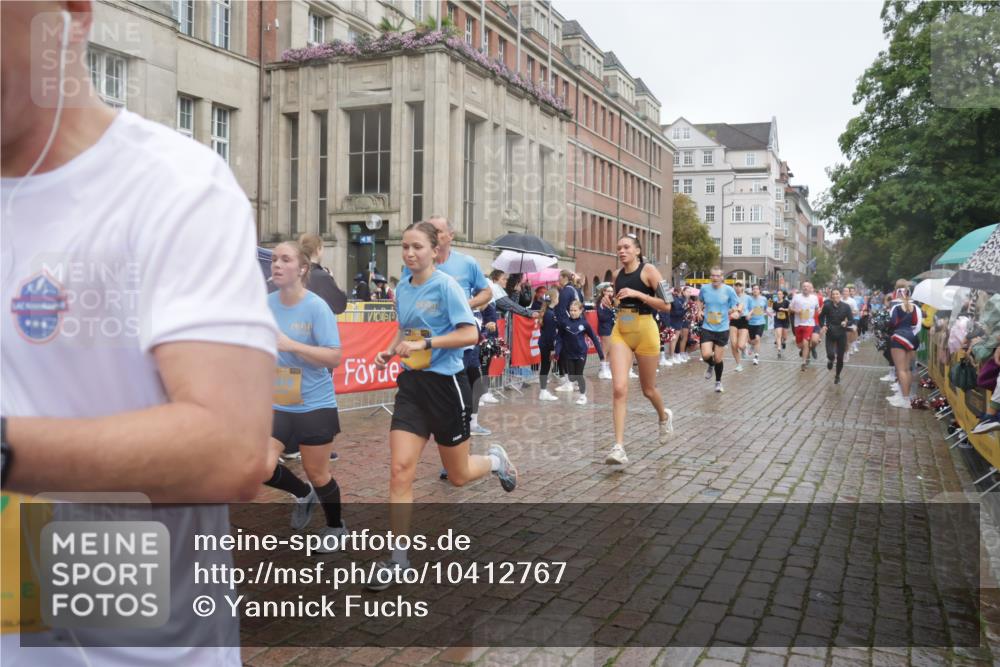13.09.2026 - Kiel Lauf Yannick Fuchs http://msf.ph/oto/10412767 13.09.2026 10:44:15 Ziel 702, 939, 1242, 1379, 1439, 1839, 2729, 2826, 2873, 3186, 3469, 3573, 3918, 5183, 5711, 5740, 5859, 6059, 6611, 7114, 7250, 7291, 7534, 7872, 7900, 9056, 9082, 9229, 9286, 9401, 9979, 10205, 10405, 10406, 11019, 11195, 11205, 11262, 11277, 11431, 11538, 11784, 11940, 12152, 12382, 12384, 12386, 12440, 12839, 56, 149, 202, 305, 318, 371, 1029, 1118, 1215, 1956, 1977, 2316, 2653, 2861, 2971, 3258, 3292, 3308, 3734, 3806, 4422, 4669, 4728, 4746, 5059, 5419, 6368, 7351, 1275 meine-sportfotos.de