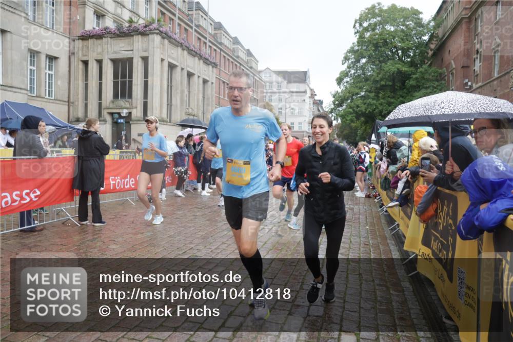 13.09.2026 - Kiel Lauf Yannick Fuchs http://msf.ph/oto/10412818 13.09.2026 10:44:18 Ziel 702, 1275, 1377, 1379, 1439, 1839, 2289, 2545, 2729, 2826, 2873, 3186, 3469, 3918, 5183, 5697, 5711, 5740, 5778, 5859, 6059, 6229, 6611, 7114, 7250, 7291, 7504, 7534, 7872, 7900, 9056, 9082, 9229, 9286, 9401, 10205, 10405, 10406, 11019, 11195, 11205, 11262, 11352, 11538, 11784, 11940, 12152, 12382, 12384, 12386, 12839, 56, 202, 305, 318, 371, 939, 1029, 1118, 1215, 1242, 1956, 1977, 2316, 2653, 2861, 2873, 2971, 3258, 3292, 3308, 3573, 3734, 3806, 4422, 4669, 4728, 4746 meine-sportfotos.de
