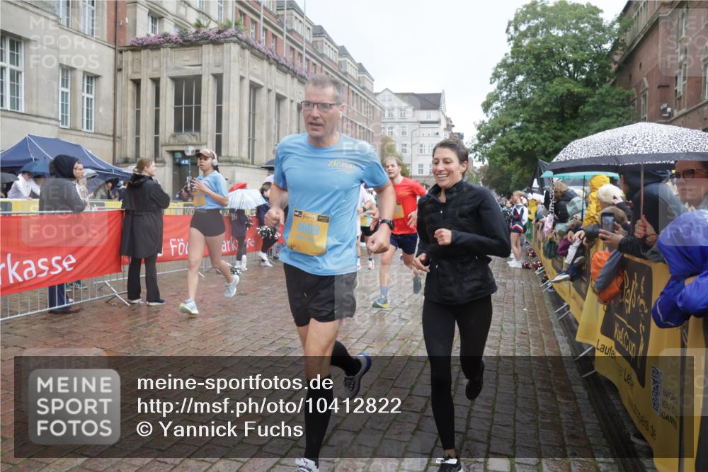 13.09.2026 - Kiel Lauf Yannick Fuchs http://msf.ph/oto/10412822 13.09.2026 10:44:18 Ziel 702, 1275, 1377, 1379, 1439, 1839, 2289, 2545, 2729, 2826, 2873, 3186, 3469, 3918, 5183, 5697, 5711, 5740, 5778, 5859, 6059, 6229, 6611, 7114, 7250, 7291, 7504, 7534, 7872, 7900, 9056, 9082, 9229, 9286, 9401, 10205, 10405, 10406, 11019, 11195, 11205, 11262, 11352, 11538, 11784, 11940, 12152, 12382, 12384, 12386, 12839, 56, 202, 305, 318, 371, 939, 1029, 1118, 1215, 1242, 1956, 1977, 2316, 2653, 2861, 2873, 2971, 3258, 3292, 3308, 3573, 3734, 3806, 4422, 4669, 4728, 4746 meine-sportfotos.de