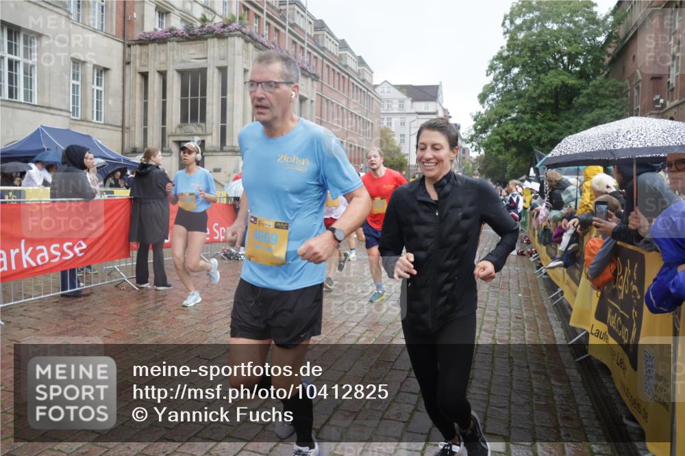 13.09.2026 - Kiel Lauf Yannick Fuchs http://msf.ph/oto/10412825 13.09.2026 10:44:18 Ziel 702, 1275, 1377, 1379, 1439, 1839, 2289, 2545, 2729, 2826, 2873, 3186, 3469, 3918, 5183, 5697, 5711, 5740, 5778, 5859, 6059, 6229, 6611, 7114, 7250, 7291, 7504, 7534, 7872, 7900, 9056, 9082, 9229, 9286, 9401, 10205, 10405, 10406, 11019, 11195, 11205, 11262, 11352, 11538, 11784, 11940, 12152, 12382, 12384, 12386, 12839, 56, 202, 305, 318, 371, 939, 1029, 1118, 1215, 1242, 1956, 1977, 2316, 2653, 2861, 2873, 2971, 3258, 3292, 3308, 3573, 3734, 3806, 4422, 4669, 4728, 4746 meine-sportfotos.de