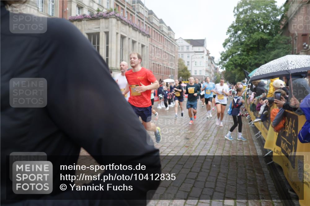 13.09.2026 - Kiel Lauf Yannick Fuchs http://msf.ph/oto/10412835 13.09.2026 10:44:19 Ziel 702, 1275, 1335, 1377, 1379, 1439, 1839, 2289, 2545, 2729, 2826, 3009, 3186, 3469, 3918, 5183, 5697, 5711, 5740, 5778, 5859, 6059, 6229, 6611, 6959, 7114, 7250, 7291, 7504, 7534, 7872, 7900, 9082, 9229, 9286, 9401, 9596, 10205, 10405, 10406, 11019, 11195, 11205, 11262, 11352, 11538, 11716, 11784, 11940, 12152, 12839, 56, 202, 305, 318, 371, 939, 1029, 1118, 1215, 1242, 1956, 1977, 2316, 2653, 2861, 2873, 2971, 3258, 3292, 3308, 3573, 3734, 3806, 4422, 4669, 4728, 4746 meine-sportfotos.de