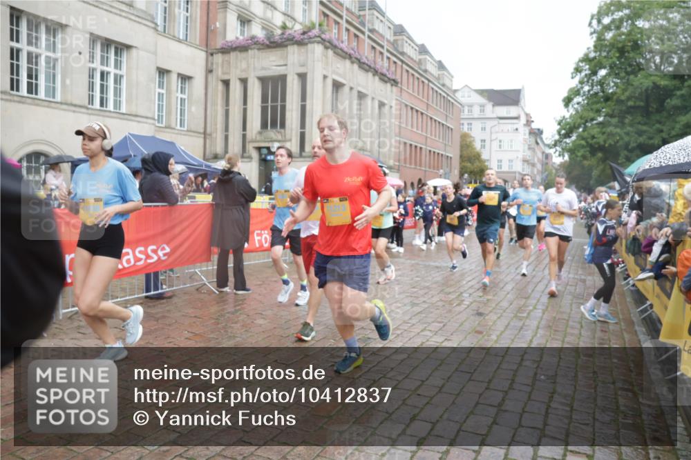13.09.2026 - Kiel Lauf Yannick Fuchs http://msf.ph/oto/10412837 13.09.2026 10:44:19 Ziel 702, 1275, 1335, 1377, 1379, 1439, 1839, 2289, 2545, 2729, 2826, 3009, 3186, 3469, 3918, 5183, 5697, 5711, 5740, 5778, 5859, 6059, 6229, 6611, 6959, 7114, 7250, 7291, 7504, 7534, 7872, 7900, 9082, 9229, 9286, 9401, 9596, 10205, 10405, 10406, 11019, 11195, 11205, 11262, 11352, 11538, 11716, 11784, 11940, 12152, 12839, 56, 202, 305, 318, 371, 939, 1029, 1118, 1215, 1242, 1956, 1977, 2316, 2653, 2861, 2873, 2971, 3258, 3292, 3308, 3573, 3734, 3806, 4422, 4669, 4728, 4746 meine-sportfotos.de