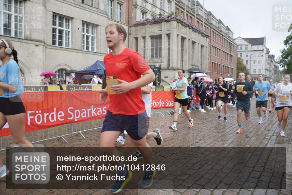 13.09.2026 - Kiel Lauf Yannick Fuchs http://msf.ph/oto/10412846 13.09.2026 10:44:20 Ziel 702, 1275, 1335, 1377, 1379, 1439, 1839, 2289, 2545, 2729, 2826, 3009, 3186, 3469, 3918, 5183, 5294, 5599, 5697, 5711, 5740, 5778, 5859, 6059, 6229, 6611, 6959, 7114, 7250, 7291, 7504, 7534, 7872, 7900, 9082, 9229, 9286, 9401, 9596, 10205, 10405, 10406, 11019, 11195, 11205, 11262, 11352, 11538, 11716, 11940, 12152, 12839, 56, 202, 305, 318, 371, 939, 1029, 1118, 1215, 1242, 1956, 1977, 2316, 2653, 2861, 2873, 2971, 3258, 3292, 3308, 3573, 3734, 3806, 4422, 4728, 4746, 688 meine-sportfotos.de