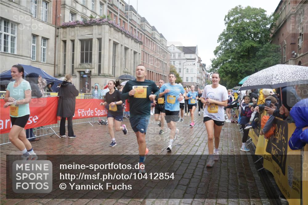 13.09.2026 - Kiel Lauf Yannick Fuchs http://msf.ph/oto/10412854 13.09.2026 10:44:21 Ziel 702, 1275, 1335, 1377, 1379, 1439, 1839, 2289, 2545, 2729, 2826, 3009, 3186, 3469, 3918, 5183, 5294, 5599, 5697, 5740, 5778, 5859, 6059, 6229, 6611, 6959, 7250, 7291, 7504, 7534, 7900, 9082, 9229, 9286, 9401, 9596, 10205, 10405, 10406, 11019, 11195, 11205, 11352, 11538, 11716, 11851, 11940, 12152, 12839, 12842, 56, 202, 305, 318, 371, 939, 1029, 1118, 1215, 1242, 1956, 1977, 2316, 2653, 2729, 2861, 2873, 2971, 3258, 3292, 3308, 3573, 3734, 3806, 3918, 4422, 4728, 4746, 688 meine-sportfotos.de