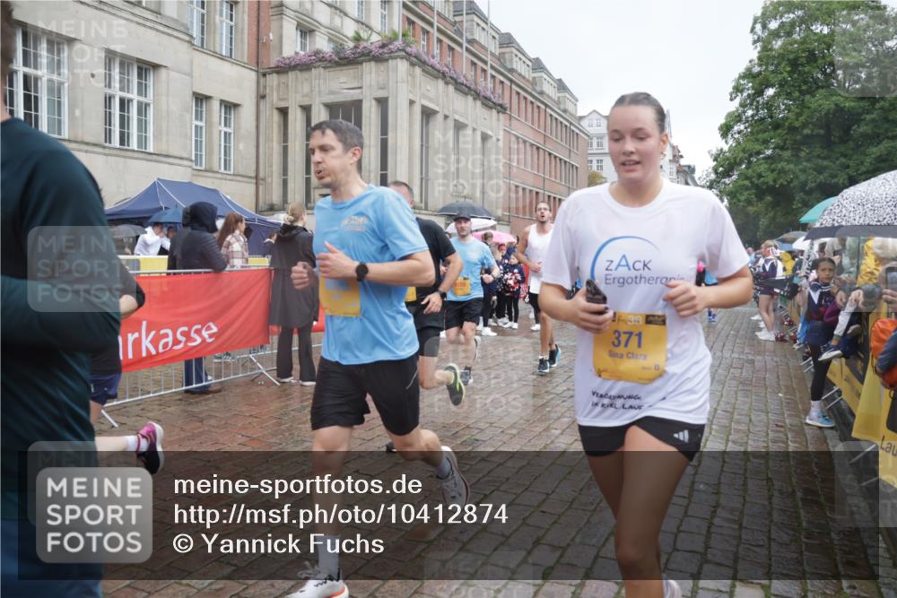 13.09.2026 - Kiel Lauf Yannick Fuchs http://msf.ph/oto/10412874 13.09.2026 10:44:22 Ziel 702, 1275, 1335, 1377, 1379, 1439, 1839, 2289, 2545, 2826, 3009, 3186, 3469, 5183, 5294, 5599, 5697, 5740, 5778, 5859, 6059, 6229, 6611, 6959, 7250, 7291, 7468, 7504, 7534, 8536, 9229, 9286, 9401, 9596, 10205, 10405, 10406, 11019, 11165, 11195, 11347, 11352, 11538, 11716, 11851, 11940, 12839, 12842, 56, 202, 305, 318, 371, 939, 1118, 1215, 1242, 1956, 1977, 2316, 2653, 2729, 2861, 2873, 2971, 3258, 3308, 3573, 3734, 3806, 3918, 4422, 4728, 4746, 6059, 7534, 688 meine-sportfotos.de