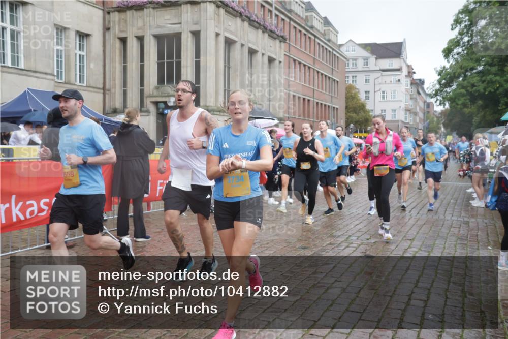 13.09.2026 - Kiel Lauf Yannick Fuchs http://msf.ph/oto/10412882 13.09.2026 10:44:23 Ziel 702, 1275, 1335, 1377, 1379, 1439, 1839, 2289, 2545, 2826, 3009, 3186, 3469, 3980, 5183, 5294, 5599, 5697, 5740, 5778, 5859, 6229, 6611, 6959, 7250, 7291, 7468, 7504, 8536, 8701, 9286, 9401, 9596, 10205, 10406, 11019, 11165, 11195, 11347, 11352, 11538, 11716, 11851, 11940, 12589, 12839, 12842, 56, 202, 305, 318, 939, 1118, 1215, 1242, 1956, 1977, 2316, 2653, 2729, 2861, 2873, 3308, 3573, 3734, 3806, 3918, 4422, 4728, 4746, 6059, 7534, 688 meine-sportfotos.de