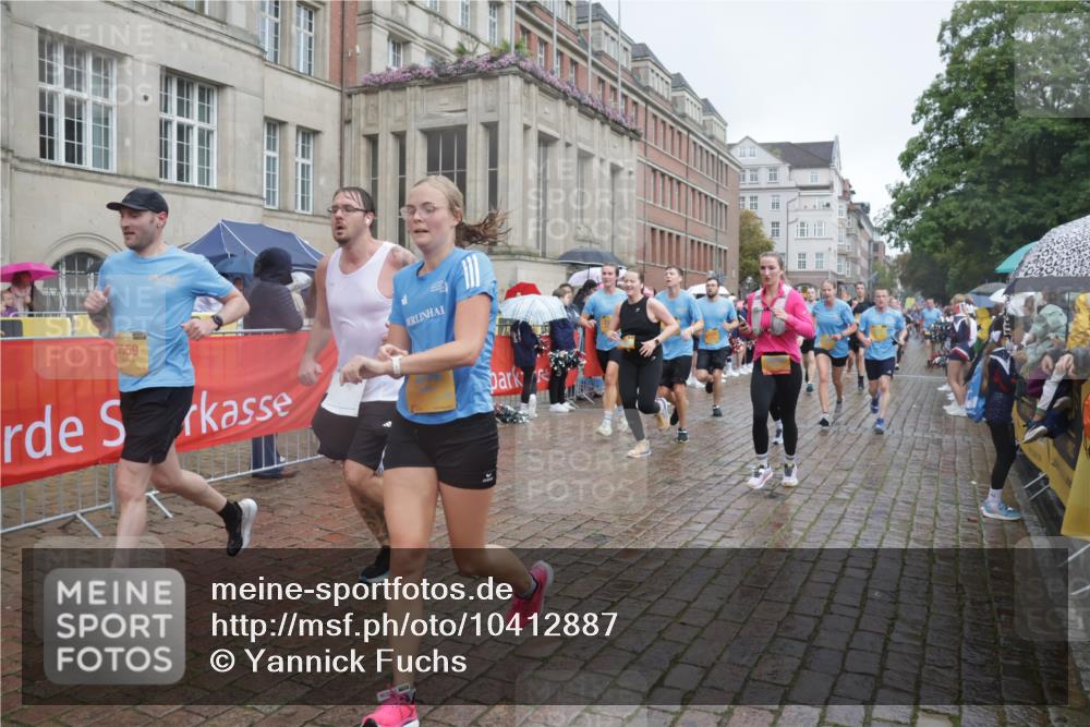 13.09.2026 - Kiel Lauf Yannick Fuchs http://msf.ph/oto/10412887 13.09.2026 10:44:23 Ziel 702, 1275, 1335, 1377, 1379, 1439, 1839, 2289, 2545, 2826, 3009, 3186, 3469, 3980, 5183, 5294, 5599, 5697, 5740, 5778, 5859, 6229, 6611, 6959, 7250, 7291, 7468, 7504, 8536, 8701, 9286, 9401, 9596, 10205, 10406, 11019, 11165, 11195, 11347, 11352, 11538, 11716, 11851, 11940, 12589, 12839, 12842, 56, 202, 305, 318, 939, 1118, 1215, 1242, 1956, 1977, 2316, 2653, 2729, 2861, 2873, 3308, 3573, 3734, 3806, 3918, 4422, 4728, 4746, 6059, 7534, 688 meine-sportfotos.de