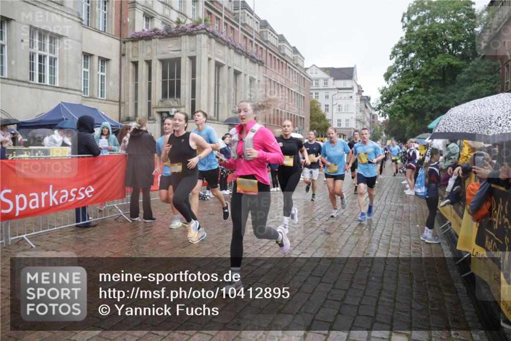 13.09.2026 - Kiel Lauf Yannick Fuchs http://msf.ph/oto/10412895 13.09.2026 10:44:24 Ziel 501, 702, 1275, 1335, 1377, 1379, 1439, 1839, 2289, 2545, 2826, 3009, 3186, 3469, 3980, 5183, 5294, 5599, 5697, 5740, 5778, 5859, 6229, 6611, 6959, 7250, 7291, 7468, 7504, 7763, 8536, 8701, 9286, 9401, 9596, 10205, 10406, 11019, 11165, 11195, 11347, 11352, 11538, 11716, 11851, 11938, 11940, 12589, 12839, 12842, 56, 202, 305, 318, 939, 1118, 1215, 1242, 1839, 1956, 1977, 2316, 2729, 2861, 2873, 3186, 3308, 3573, 3734, 3806, 3918, 4422, 4728, 4746, 6059, 7534, 688 meine-sportfotos.de