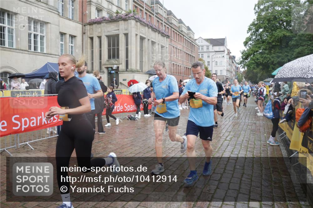 13.09.2026 - Kiel Lauf Yannick Fuchs http://msf.ph/oto/10412914 13.09.2026 10:44:25 Ziel 501, 702, 1275, 1335, 1377, 1379, 1439, 2289, 2545, 2826, 3009, 3469, 3980, 5183, 5294, 5599, 5697, 5740, 5778, 5859, 6229, 6611, 6959, 7250, 7291, 7468, 7504, 7677, 7763, 8536, 8701, 9286, 9401, 9596, 10205, 10406, 11019, 11165, 11195, 11347, 11352, 11538, 11716, 11851, 11938, 11940, 12425, 12589, 12839, 12842, 56, 202, 305, 318, 702, 939, 1118, 1215, 1242, 1839, 1956, 1977, 2316, 2729, 2861, 2873, 3186, 3308, 3573, 3806, 3918, 4422, 4728, 4746, 6059, 7534, 688 meine-sportfotos.de