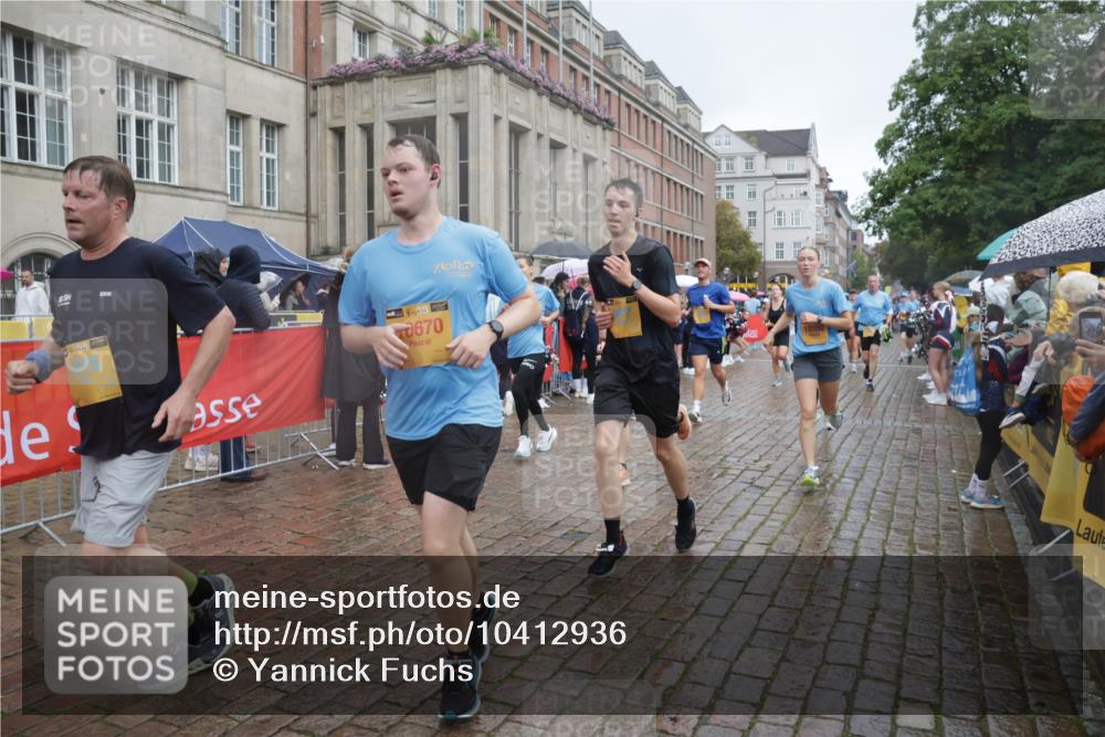 13.09.2026 - Kiel Lauf Yannick Fuchs http://msf.ph/oto/10412936 13.09.2026 10:44:27 Ziel 501, 1275, 1335, 1377, 1439, 2289, 2545, 2826, 2837, 3009, 3469, 3980, 4243, 5183, 5294, 5599, 5697, 5699, 5740, 5778, 6229, 6611, 6711, 6959, 7250, 7291, 7468, 7504, 7677, 7763, 8536, 8701, 9286, 9401, 9596, 10205, 11165, 11347, 11352, 11538, 11716, 11851, 11938, 11940, 12425, 12589, 12839, 12842, 56, 202, 305, 318, 702, 939, 1118, 1215, 1242, 1379, 1839, 1956, 1977, 2729, 2861, 2873, 3186, 3573, 3806, 3918, 4422, 4728, 4746, 5183, 5859, 6059, 7534, 688 meine-sportfotos.de