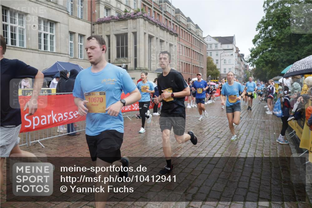 13.09.2026 - Kiel Lauf Yannick Fuchs http://msf.ph/oto/10412941 13.09.2026 10:44:27 Ziel 501, 1275, 1335, 1377, 1439, 2289, 2545, 2826, 2837, 3009, 3469, 3980, 4243, 5183, 5294, 5599, 5697, 5699, 5740, 5778, 6229, 6611, 6711, 6959, 7250, 7291, 7468, 7504, 7677, 7763, 8536, 8701, 9286, 9401, 9596, 10205, 11165, 11347, 11352, 11538, 11716, 11851, 11938, 11940, 12425, 12589, 12839, 12842, 56, 202, 305, 318, 702, 939, 1118, 1215, 1242, 1379, 1839, 1956, 1977, 2729, 2861, 2873, 3186, 3573, 3806, 3918, 4422, 4728, 4746, 5183, 5859, 6059, 7534, 688 meine-sportfotos.de