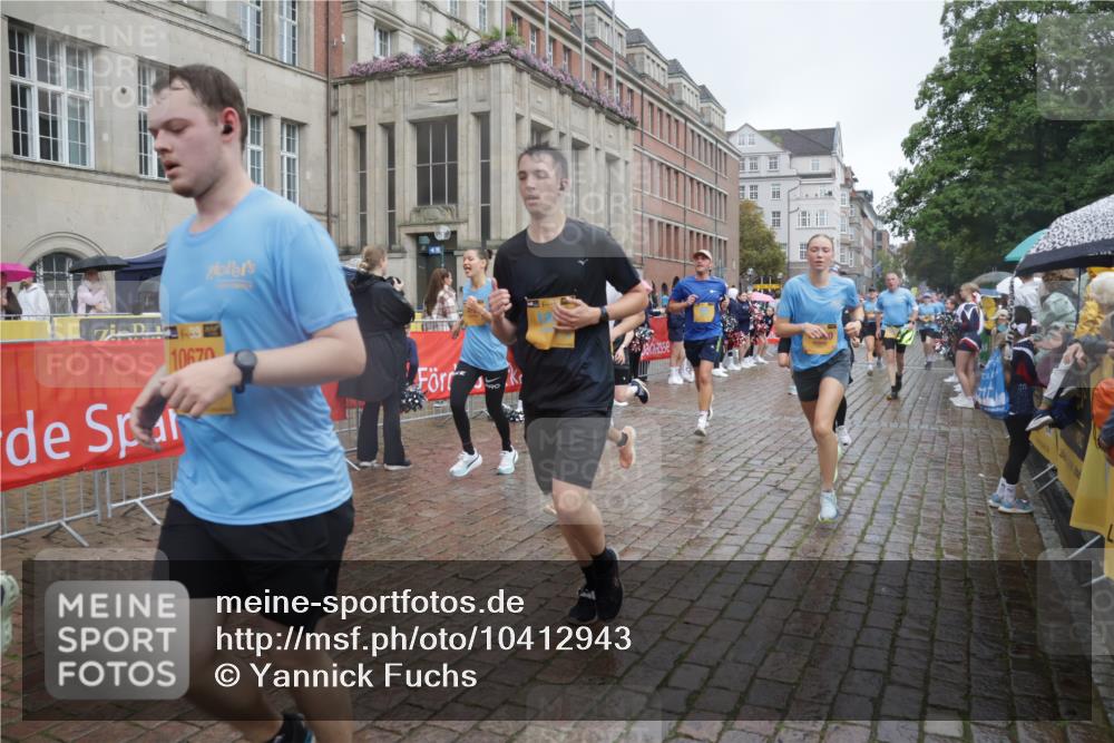 13.09.2026 - Kiel Lauf Yannick Fuchs http://msf.ph/oto/10412943 13.09.2026 10:44:27 Ziel 501, 1275, 1335, 1377, 1439, 2289, 2545, 2826, 2837, 3009, 3469, 3980, 4243, 5183, 5294, 5599, 5697, 5699, 5740, 5778, 6229, 6611, 6711, 6959, 7250, 7291, 7468, 7504, 7677, 7763, 8536, 8701, 9286, 9401, 9596, 10205, 11165, 11347, 11352, 11538, 11716, 11851, 11938, 11940, 12425, 12589, 12839, 12842, 56, 202, 305, 318, 702, 939, 1118, 1215, 1242, 1379, 1839, 1956, 1977, 2729, 2861, 2873, 3186, 3573, 3806, 3918, 4422, 4728, 4746, 5183, 5859, 6059, 7534, 688 meine-sportfotos.de