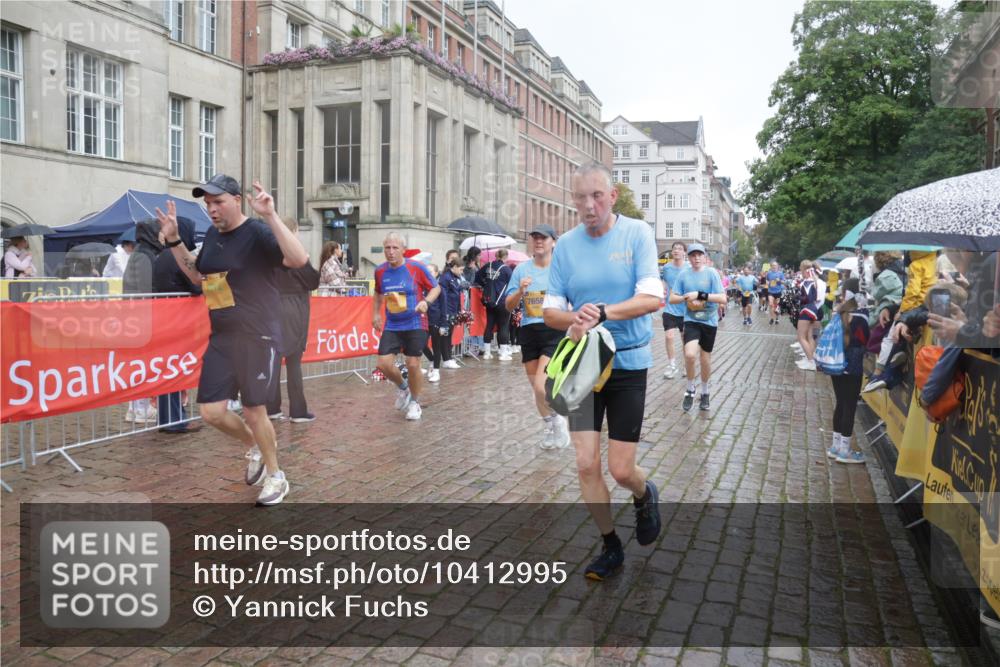 13.09.2026 - Kiel Lauf Yannick Fuchs http://msf.ph/oto/10412995 13.09.2026 10:44:31 Ziel 501, 1275, 1335, 1377, 2289, 2545, 2659, 2837, 2920, 3009, 3980, 4243, 4432, 5294, 5599, 5697, 5699, 5778, 6194, 6229, 6711, 6959, 7468, 7504, 7677, 7763, 8536, 8701, 9596, 11165, 11347, 11352, 11716, 11851, 11938, 12425, 12589, 12842, 202, 318, 702, 939, 1118, 1242, 1379, 1439, 1839, 1956, 2729, 2826, 2861, 2873, 3186, 3469, 3573, 3806, 3918, 4422, 5183, 5740, 5859, 6059, 6611, 7250, 7291, 7504, 7534, 688, 1323, 2952, 3591 meine-sportfotos.de