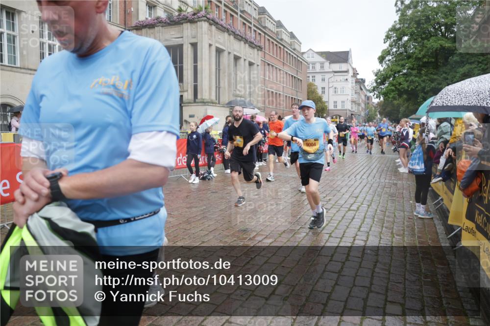 13.09.2026 - Kiel Lauf Yannick Fuchs http://msf.ph/oto/10413009 13.09.2026 10:44:32 Ziel 501, 1275, 1335, 1377, 2289, 2545, 2659, 2837, 2920, 3009, 3980, 4243, 4432, 5294, 5599, 5697, 5699, 5778, 6194, 6229, 6637, 6711, 6959, 7468, 7677, 7763, 8536, 8701, 9596, 11165, 11347, 11427, 11716, 11851, 11938, 12425, 12589, 12842, 202, 318, 702, 939, 1118, 1242, 1379, 1439, 1839, 1956, 2729, 2826, 2873, 3186, 3469, 3573, 3806, 3918, 4422, 5183, 5697, 5740, 5778, 5859, 6059, 6229, 6611, 7250, 7291, 7504, 7534, 688, 1323, 2952, 3591 meine-sportfotos.de