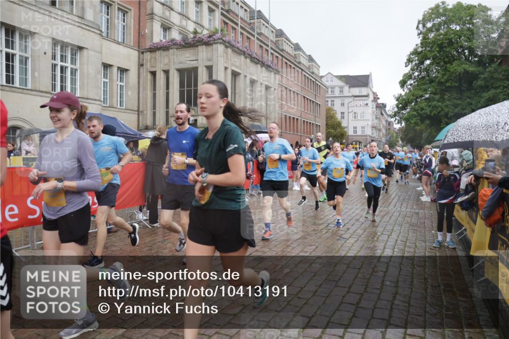 13.09.2026 - Kiel Lauf Yannick Fuchs http://msf.ph/oto/10413191 13.09.2026 10:44:45 Ziel 688, 1357, 1751, 1753, 2189, 2488, 3134, 3152, 3282, 4033, 4432, 4532, 4829, 5420, 5567, 6194, 6580, 6637, 6731, 7122, 7279, 7701, 7910, 8445, 8669, 9326, 10082, 11427, 11714, 11731, 12105, 12569, 12620, 501, 702, 1275, 1335, 1377, 1379, 1439, 1839, 2289, 2545, 2659, 2729, 2826, 2837, 2920, 3009, 3186, 3469, 3918, 3980, 4243, 5183, 5294, 5599, 5697, 5699, 5740, 5778, 5859, 6059, 6229, 6611, 6711, 6959, 7250, 7291, 7468, 7504, 7534, 7677, 1323, 2952, 3591 meine-sportfotos.de