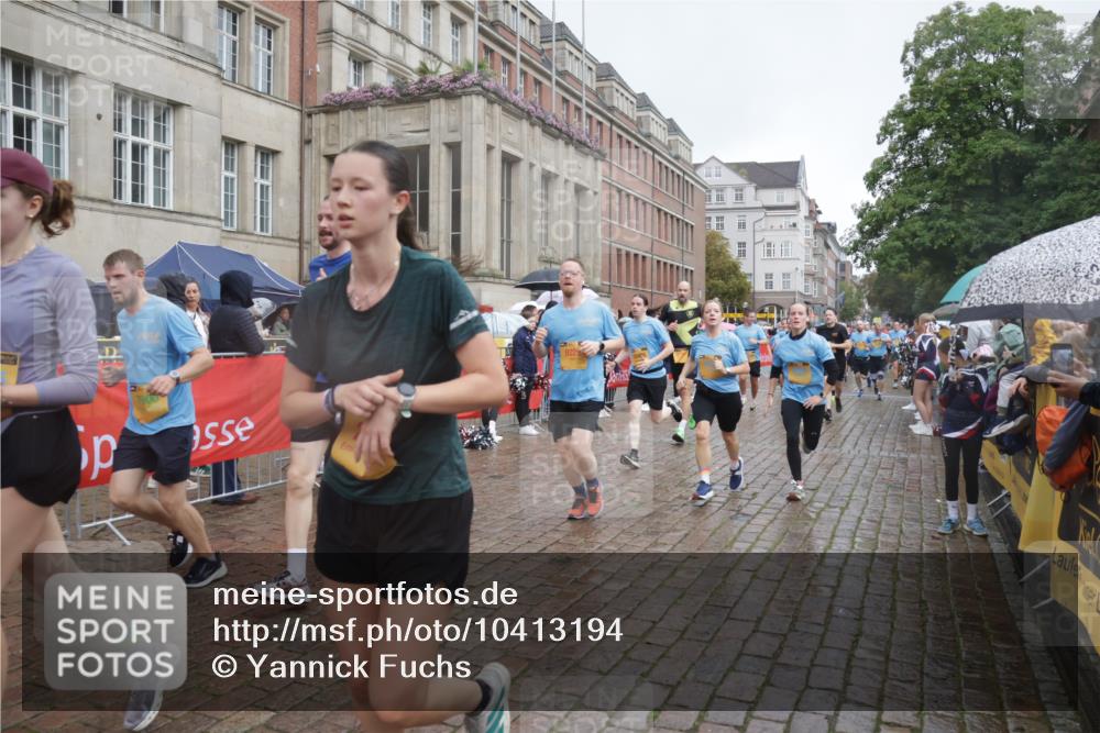 13.09.2026 - Kiel Lauf Yannick Fuchs http://msf.ph/oto/10413194 13.09.2026 10:44:45 Ziel 688, 1357, 1751, 1753, 2189, 2488, 3134, 3152, 3282, 4033, 4432, 4532, 4829, 5420, 5567, 6194, 6580, 6637, 6731, 7122, 7279, 7701, 7910, 8445, 8669, 9326, 10082, 11427, 11714, 11731, 12105, 12569, 12620, 501, 702, 1275, 1335, 1377, 1379, 1439, 1839, 2289, 2545, 2659, 2729, 2826, 2837, 2920, 3009, 3186, 3469, 3918, 3980, 4243, 5183, 5294, 5599, 5697, 5699, 5740, 5778, 5859, 6059, 6229, 6611, 6711, 6959, 7250, 7291, 7468, 7504, 7534, 7677, 1323, 2952, 3591 meine-sportfotos.de