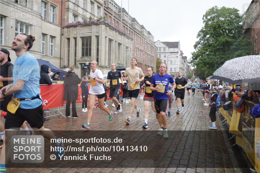 13.09.2026 - Kiel Lauf Yannick Fuchs http://msf.ph/oto/10413410 13.09.2026 10:45:00 Ziel 427, 451, 1181, 1323, 1606, 2952, 3591, 3753, 3872, 4044, 6298, 7327, 7765, 8198, 8941, 9702, 9703, 9917, 10388, 10572, 11473, 12240, 12543, 12670, 501, 688, 1357, 1751, 1753, 2189, 2488, 2659, 2837, 2920, 3134, 3152, 3282, 3980, 4033, 4243, 4432, 4532, 4829, 5294, 5420, 5567, 5599, 5699, 6194, 6580, 6637, 6711, 6731, 7122, 7279, 7468, 7677, 7701, 7910, 8445, 8669, 9326, 10082, 1482, 1590, 2391, 3285, 3796, 4588, 5220, 5361 meine-sportfotos.de