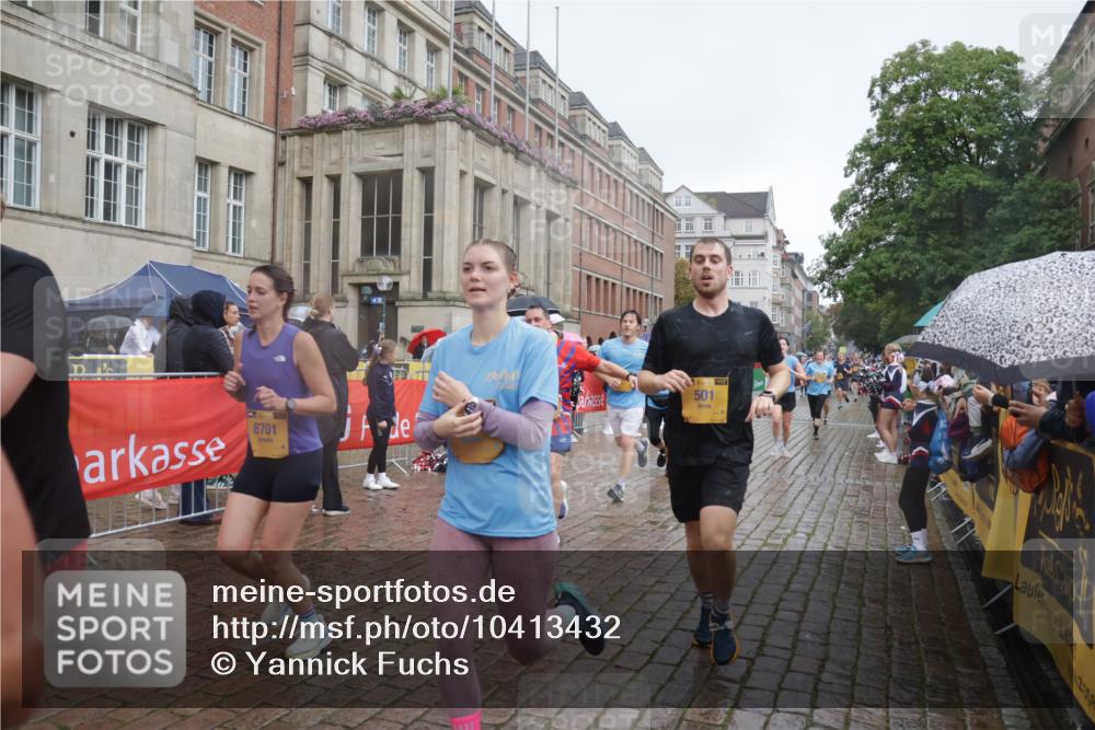 13.09.2026 - Kiel Lauf Yannick Fuchs http://msf.ph/oto/10413432 13.09.2026 10:45:02 Ziel 427, 451, 1181, 1606, 2410, 3753, 3872, 4044, 4681, 6298, 7327, 7765, 8198, 8941, 9702, 9703, 9917, 10388, 10526, 10572, 10666, 10986, 11473, 12240, 12670, 501, 688, 1323, 1357, 1751, 1753, 2189, 2488, 2659, 2837, 2920, 2952, 3134, 3152, 3282, 3591, 3980, 4033, 4243, 4432, 4532, 4829, 5420, 5567, 5699, 6194, 6580, 6637, 6711, 6731, 7122, 7279, 7468, 7677, 7701, 7910, 8445, 8669, 9326, 10082, 1482, 1590, 2391, 3285, 3796, 4588, 5220, 5361 meine-sportfotos.de