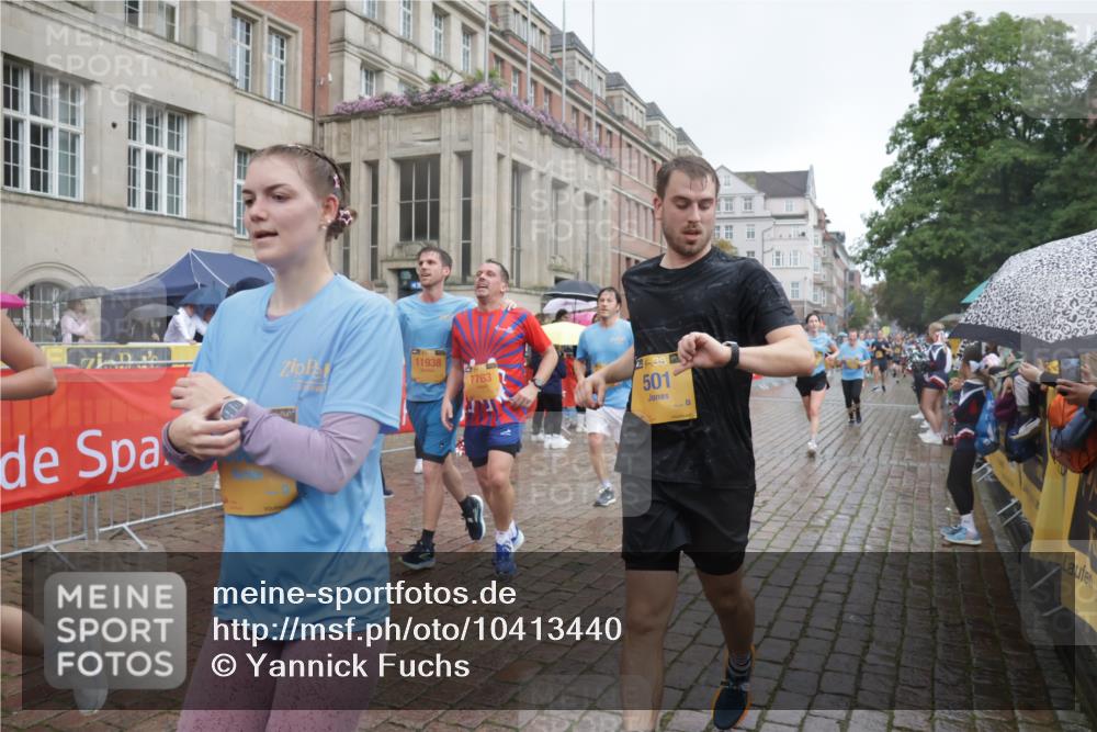 13.09.2026 - Kiel Lauf Yannick Fuchs http://msf.ph/oto/10413440 13.09.2026 10:45:02 Ziel 427, 451, 1181, 1606, 2410, 3753, 3872, 4044, 4681, 6298, 7327, 7765, 8198, 8941, 9702, 9703, 9917, 10388, 10526, 10572, 10666, 10986, 11473, 12240, 12670, 501, 688, 1323, 1357, 1751, 1753, 2189, 2488, 2659, 2837, 2920, 2952, 3134, 3152, 3282, 3591, 3980, 4033, 4243, 4432, 4532, 4829, 5420, 5567, 5699, 6194, 6580, 6637, 6711, 6731, 7122, 7279, 7468, 7677, 7701, 7910, 8445, 8669, 9326, 10082, 1482, 1590, 2391, 3285, 3796, 4588, 5220, 5361 meine-sportfotos.de