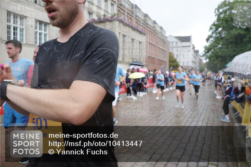 13.09.2026 - Kiel Lauf Yannick Fuchs http://msf.ph/oto/10413447 13.09.2026 10:45:03 Ziel 427, 451, 1181, 1606, 2410, 3753, 3872, 4044, 4681, 6298, 7327, 7765, 8198, 8941, 9702, 9703, 9917, 10388, 10526, 10572, 10666, 10986, 11473, 12670, 427, 501, 688, 1323, 1357, 1751, 1753, 2189, 2488, 2659, 2837, 2920, 2952, 3134, 3152, 3282, 3591, 3980, 4033, 4243, 4432, 4532, 4829, 5420, 5567, 5699, 6194, 6580, 6637, 6711, 6731, 7122, 7279, 7677, 7701, 7910, 8445, 8669, 9326, 10082, 10572, 1482, 1590, 2391, 3285, 3796, 4588, 5220, 5361 meine-sportfotos.de