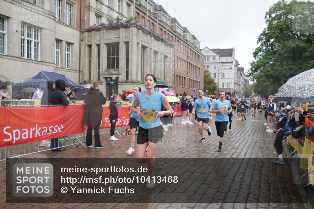 13.09.2026 - Kiel Lauf Yannick Fuchs http://msf.ph/oto/10413468 13.09.2026 10:45:05 Ziel 451, 478, 979, 1181, 1606, 1703, 1878, 2410, 3753, 3872, 4044, 4681, 5296, 5764, 6298, 7765, 8198, 8744, 8941, 9702, 9703, 9917, 10388, 10526, 10666, 10986, 11473, 12670, 427, 451, 688, 1323, 1357, 1751, 1753, 2189, 2488, 2659, 2837, 2920, 2952, 3134, 3152, 3282, 3591, 4033, 4243, 4432, 4532, 4829, 5420, 5567, 5699, 6194, 6580, 6637, 6711, 6731, 7122, 7279, 7327, 7677, 7701, 7910, 8445, 8669, 9326, 10082, 10572, 1482, 1590, 2391, 3285, 3796, 4588, 5220, 5361 meine-sportfotos.de