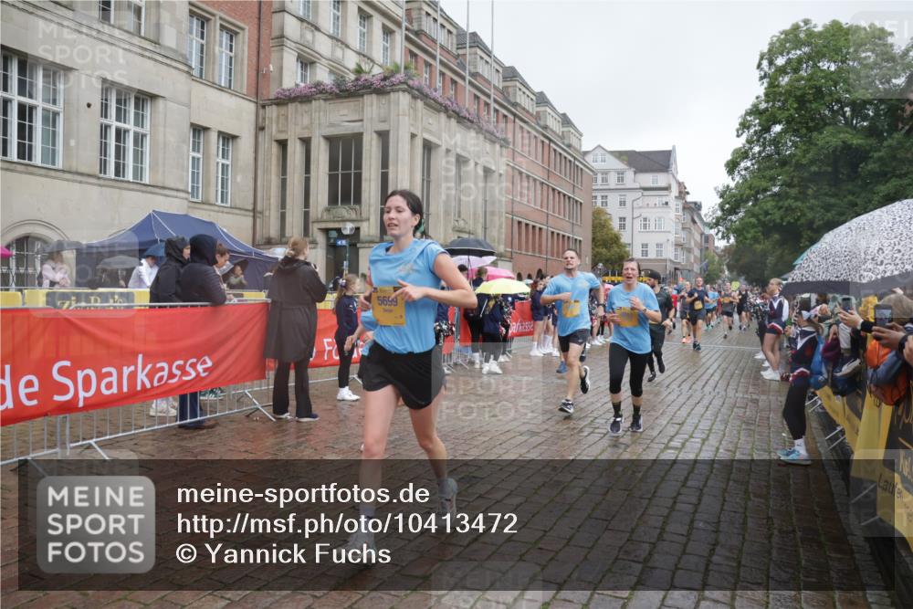 13.09.2026 - Kiel Lauf Yannick Fuchs http://msf.ph/oto/10413472 13.09.2026 10:45:05 Ziel 451, 478, 979, 1181, 1606, 1703, 1878, 2410, 3753, 3872, 4044, 4681, 5296, 5764, 6298, 7765, 8198, 8744, 8941, 9702, 9703, 9917, 10388, 10526, 10666, 10986, 11473, 12670, 427, 451, 688, 1323, 1357, 1751, 1753, 2189, 2488, 2659, 2837, 2920, 2952, 3134, 3152, 3282, 3591, 4033, 4243, 4432, 4532, 4829, 5420, 5567, 5699, 6194, 6580, 6637, 6711, 6731, 7122, 7279, 7327, 7677, 7701, 7910, 8445, 8669, 9326, 10082, 10572, 1482, 1590, 2391, 3285, 3796, 4588, 5220, 5361 meine-sportfotos.de