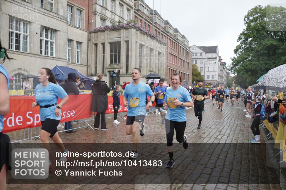 13.09.2026 - Kiel Lauf Yannick Fuchs http://msf.ph/oto/10413483 13.09.2026 10:45:06 Ziel 478, 979, 1181, 1606, 1703, 1878, 2410, 3753, 3872, 4044, 4681, 5220, 5296, 5763, 5764, 6298, 7765, 8198, 8744, 8941, 9702, 9703, 9917, 10388, 10526, 10666, 10915, 10986, 11473, 12670, 427, 451, 688, 1323, 1357, 1751, 1753, 2189, 2488, 2659, 2837, 2920, 2952, 3134, 3152, 3282, 3591, 4033, 4243, 4432, 4532, 4829, 5420, 5567, 5699, 6194, 6580, 6637, 6711, 6731, 7122, 7279, 7327, 7701, 7910, 8198, 8445, 8669, 9326, 10082, 10572, 1482, 1590, 2391, 3285, 3796, 4588, 5361 meine-sportfotos.de