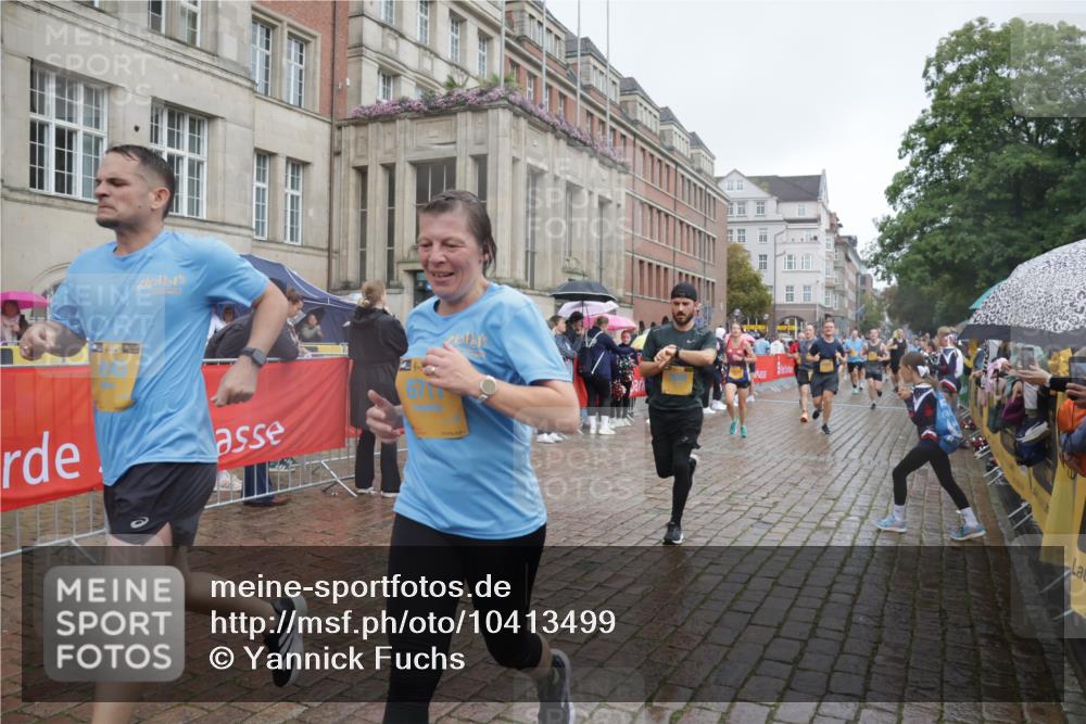 13.09.2026 - Kiel Lauf Yannick Fuchs http://msf.ph/oto/10413499 13.09.2026 10:45:06 Ziel 478, 979, 1181, 1606, 1703, 1878, 2410, 3753, 3872, 4044, 4681, 5220, 5296, 5763, 5764, 6298, 7765, 8198, 8744, 8941, 9702, 9703, 9917, 10388, 10526, 10666, 10915, 10986, 11473, 12670, 427, 451, 688, 1323, 1357, 1751, 1753, 2189, 2488, 2659, 2837, 2920, 2952, 3134, 3152, 3282, 3591, 4033, 4243, 4432, 4532, 4829, 5420, 5567, 5699, 6194, 6580, 6637, 6711, 6731, 7122, 7279, 7327, 7701, 7910, 8198, 8445, 8669, 9326, 10082, 10572, 1482, 1590, 2391, 3285, 3796, 4588, 5361 meine-sportfotos.de