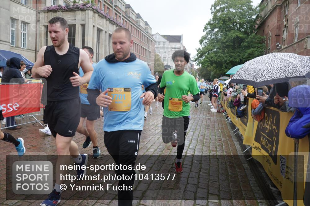 13.09.2026 - Kiel Lauf Yannick Fuchs http://msf.ph/oto/10413577 13.09.2026 10:45:13 Ziel 478, 979, 1482, 1575, 1590, 1703, 1878, 2391, 2410, 3285, 3796, 3872, 4044, 4588, 4681, 5220, 5296, 5361, 5600, 5763, 5764, 6799, 7631, 8457, 8744, 9378, 9702, 9703, 9956, 10183, 10526, 10666, 10915, 10986, 11541, 12670, 427, 451, 688, 1181, 1323, 1357, 1606, 1751, 1753, 2189, 2488, 2952, 3134, 3152, 3282, 3591, 3753, 4033, 4532, 4829, 5420, 5567, 6298, 6580, 6731, 7122, 7279, 7327, 7701, 7765, 7910, 8198, 8445, 8669, 8941, 9326, 9702, 9917, 10082, 10388, 10572, 461, 1682 meine-sportfotos.de