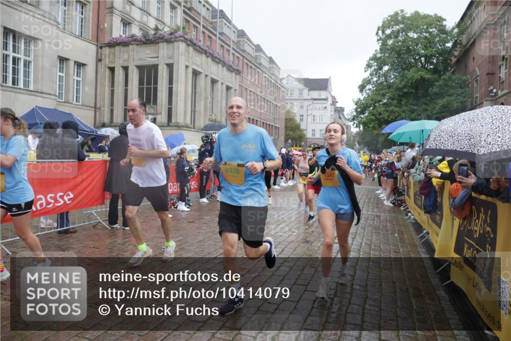 13.09.2026 - Kiel Lauf Yannick Fuchs http://msf.ph/oto/10414079 13.09.2026 10:45:51 Ziel 123, 499, 1015, 1065, 1229, 1484, 1537, 1725, 2421, 2563, 3608, 3807, 5072, 5205, 5278, 7503, 7889, 8203, 8442, 8731, 8816, 9727, 9770, 9774, 9843, 10046, 10077, 10149, 10407, 10569, 11745, 12150, 12224, 12748, 360, 461, 1012, 1015, 1180, 1267, 1484, 1575, 1682, 1752, 1969, 2599, 2836, 3075, 3182, 3263, 3264, 3285, 3347, 3628, 3749, 3796, 4151, 4168, 4536, 4586, 4699, 4726, 5072, 5365, 5957, 6269, 6406, 6799, 8282, 8442, 498, 550, 9207, 1482, 1590 meine-sportfotos.de