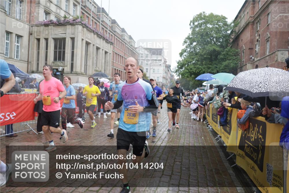 13.09.2026 - Kiel Lauf Yannick Fuchs http://msf.ph/oto/10414204 13.09.2026 10:46:00 Ziel 123, 498, 550, 665, 1030, 1374, 1582, 2421, 3781, 3844, 5348, 5510, 5515, 5564, 6385, 6436, 6980, 7073, 7772, 8403, 8551, 8561, 8655, 8881, 9207, 9375, 9715, 9843, 10046, 10569, 10615, 10735, 10809, 10975, 11670, 11822, 12748, 360, 461, 499, 1015, 1065, 1180, 1229, 1267, 1484, 1537, 1682, 1725, 1752, 1969, 2563, 2599, 2836, 3075, 3182, 3347, 3608, 3749, 3807, 4151, 4536, 4586, 4699, 4726, 5072, 5205, 5278, 5957, 6269, 6406, 7503, 7889, 8203, 8282, 8442, 8731, 8816 meine-sportfotos.de
