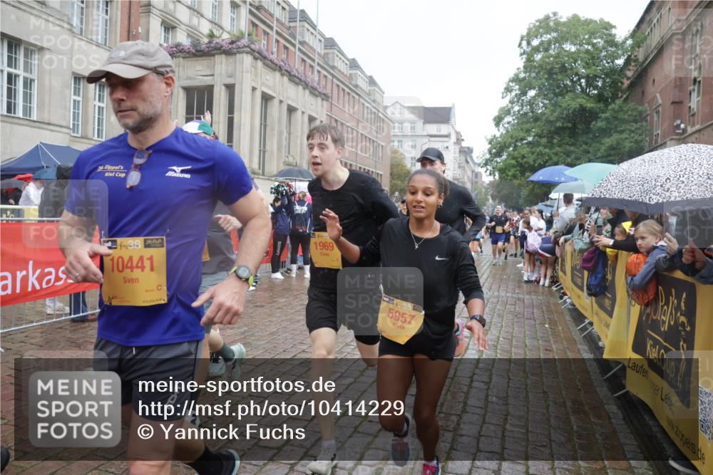13.09.2026 - Kiel Lauf Yannick Fuchs http://msf.ph/oto/10414229 13.09.2026 10:46:02 Ziel 123, 272, 498, 550, 665, 1030, 1374, 1582, 3781, 3844, 5348, 5510, 5515, 5564, 6385, 6436, 6980, 7073, 7772, 7939, 8403, 8551, 8561, 8655, 8881, 9207, 9375, 9715, 9843, 10046, 10050, 10569, 10615, 10735, 10809, 10975, 11670, 11822, 12748, 123, 360, 461, 499, 1015, 1065, 1180, 1229, 1484, 1537, 1682, 1725, 1752, 1969, 2421, 2563, 2599, 3075, 3182, 3347, 3608, 3749, 3807, 4151, 4536, 4586, 4699, 5072, 5205, 5278, 5957, 6269, 6406, 7503, 7889, 8203, 8282, 8442, 8731, 8816 meine-sportfotos.de