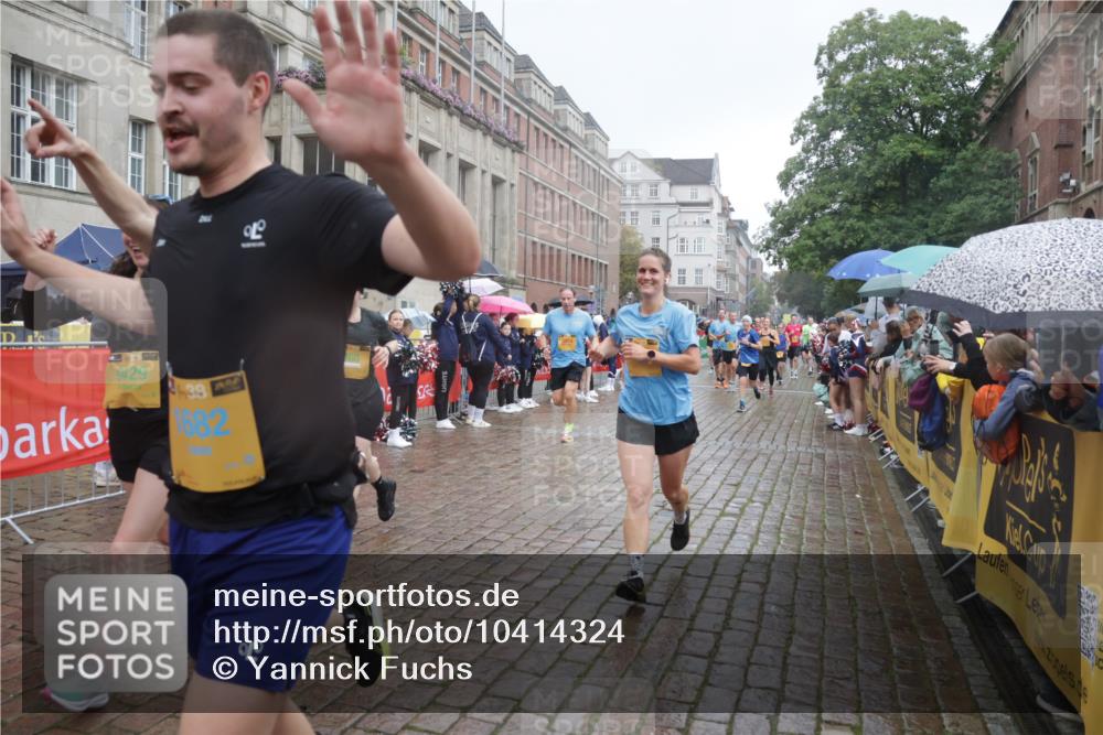 13.09.2026 - Kiel Lauf Yannick Fuchs http://msf.ph/oto/10414324 13.09.2026 10:46:08 Ziel 272, 498, 550, 665, 1030, 1374, 1582, 3422, 3781, 3844, 5017, 5348, 5510, 5515, 5564, 6385, 6436, 6980, 7073, 7241, 7772, 7939, 8310, 8403, 8551, 8561, 8881, 9207, 9375, 9715, 10050, 10615, 10735, 10809, 10975, 11670, 11822, 12077, 12306, 12481, 123, 360, 499, 1015, 1065, 1180, 1229, 1484, 1537, 1682, 1725, 1752, 2421, 2563, 3182, 3347, 3608, 3749, 3807, 4586, 5072, 5205, 5278, 6406, 7503, 7889, 8203, 8282, 8442, 8655, 8731, 8816, 6269 meine-sportfotos.de