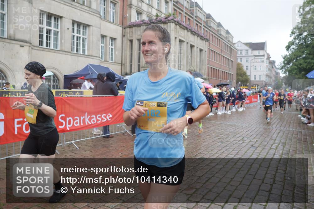 13.09.2026 - Kiel Lauf Yannick Fuchs http://msf.ph/oto/10414340 13.09.2026 10:46:09 Ziel 272, 498, 550, 665, 1030, 1374, 1582, 2448, 3422, 3781, 3844, 5017, 5348, 5510, 5515, 5564, 6385, 6436, 6980, 7073, 7241, 7772, 7840, 7939, 8310, 8403, 8551, 8561, 8881, 9207, 9375, 9715, 10050, 10615, 10809, 10975, 11670, 11822, 12077, 12306, 12481, 123, 360, 499, 1015, 1065, 1180, 1229, 1484, 1537, 1725, 1752, 2421, 2563, 3182, 3347, 3608, 3781, 3807, 4586, 5072, 5205, 5278, 7503, 7889, 8203, 8282, 8403, 8442, 8655, 8731, 8816, 8881, 6269 meine-sportfotos.de