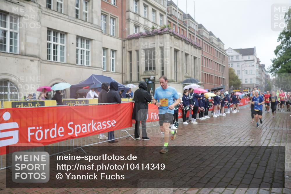 13.09.2026 - Kiel Lauf Yannick Fuchs http://msf.ph/oto/10414349 13.09.2026 10:46:09 Ziel 272, 498, 550, 665, 1030, 1374, 1582, 2448, 3422, 3781, 3844, 5017, 5348, 5510, 5515, 5564, 6385, 6436, 6980, 7073, 7241, 7772, 7840, 7939, 8310, 8403, 8551, 8561, 8881, 9207, 9375, 9715, 10050, 10615, 10809, 10975, 11670, 11822, 12077, 12306, 12481, 123, 360, 499, 1015, 1065, 1180, 1229, 1484, 1537, 1725, 1752, 2421, 2563, 3182, 3347, 3608, 3781, 3807, 4586, 5072, 5205, 5278, 7503, 7889, 8203, 8282, 8403, 8442, 8655, 8731, 8816, 8881, 6269 meine-sportfotos.de