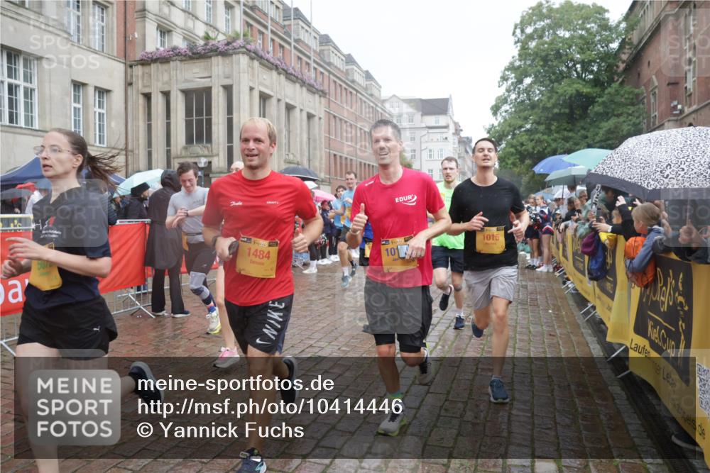 13.09.2026 - Kiel Lauf Yannick Fuchs http://msf.ph/oto/10414446 13.09.2026 10:46:15 Ziel 272, 498, 1013, 2448, 2776, 3422, 4331, 4397, 4516, 5017, 5421, 7044, 7241, 7840, 7939, 8277, 8310, 9207, 9361, 10050, 10469, 10699, 10809, 11642, 12000, 12077, 12306, 12481, 123, 498, 499, 550, 665, 1015, 1030, 1065, 1229, 1374, 1484, 1537, 1582, 1725, 2421, 2563, 3608, 3781, 3807, 3844, 5072, 5205, 5278, 5348, 5510, 5515, 5564, 6385, 6436, 6980, 7073, 7503, 7772, 7889, 8203, 8403, 8442, 8551, 8561, 8655, 8731, 8816, 8881, 9207, 9375, 9715, 10809 meine-sportfotos.de