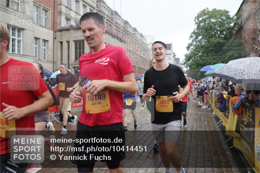 13.09.2026 - Kiel Lauf Yannick Fuchs http://msf.ph/oto/10414451 13.09.2026 10:46:16 Ziel 272, 1013, 2448, 2776, 3422, 4331, 4397, 4516, 5017, 5421, 7044, 7241, 7840, 7939, 8277, 8310, 9361, 10050, 10469, 10699, 11642, 12000, 12077, 12306, 12481, 123, 498, 499, 550, 665, 1015, 1030, 1065, 1229, 1374, 1484, 1537, 1582, 1725, 2421, 2563, 3608, 3781, 3807, 3844, 5072, 5205, 5278, 5348, 5510, 5515, 5564, 6385, 6436, 6980, 7073, 7503, 7772, 7889, 8203, 8403, 8442, 8551, 8561, 8655, 8731, 8816, 8881, 9207, 9375, 9715, 10050, 10809, 4499, 12466, 1229, 1537, 2563 meine-sportfotos.de