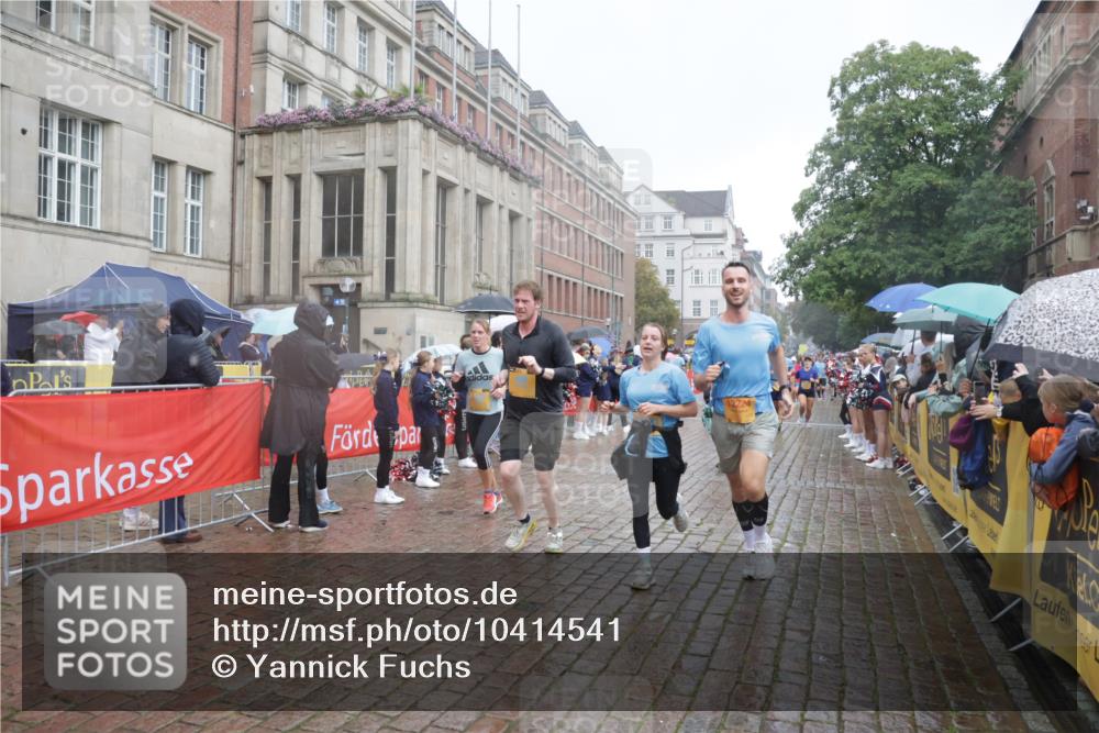 13.09.2026 - Kiel Lauf Yannick Fuchs http://msf.ph/oto/10414541 13.09.2026 10:46:22 Ziel 206, 1013, 1913, 2448, 2776, 3422, 4331, 4397, 4516, 5017, 5421, 7044, 7840, 8277, 8310, 8520, 9361, 9415, 10469, 10699, 10836, 11232, 11642, 12000, 12077, 12306, 12743, 123, 272, 498, 499, 550, 665, 1030, 1374, 1582, 1725, 2421, 3781, 3844, 5348, 5510, 5515, 5564, 6385, 6436, 6980, 7073, 7241, 7772, 7939, 8403, 8551, 8561, 8655, 8816, 8881, 9207, 9375, 9715, 10050, 10809, 4499, 9875, 12466, 1229, 1537, 2563, 7889 meine-sportfotos.de