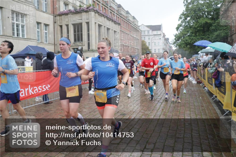 13.09.2026 - Kiel Lauf Yannick Fuchs http://msf.ph/oto/10414753 13.09.2026 10:46:35 Ziel 206, 972, 1325, 1430, 2027, 2037, 2594, 3109, 3117, 3677, 4242, 4499, 4763, 5591, 5974, 7061, 8678, 9415, 9844, 9875, 10758, 11742, 11825, 12307, 12466, 12704, 12743, 272, 498, 550, 665, 1013, 1030, 1374, 1582, 1913, 2448, 2776, 3422, 3844, 4331, 4397, 4516, 5017, 5348, 5421, 5510, 5515, 5564, 6385, 6436, 6980, 7044, 7073, 7241, 7772, 7840, 7939, 8277, 8310, 8520, 8551, 8561, 9207, 9361, 9375, 9715, 10050, 10469, 10699, 10809, 10836, 11232, 11642, 12000 meine-sportfotos.de