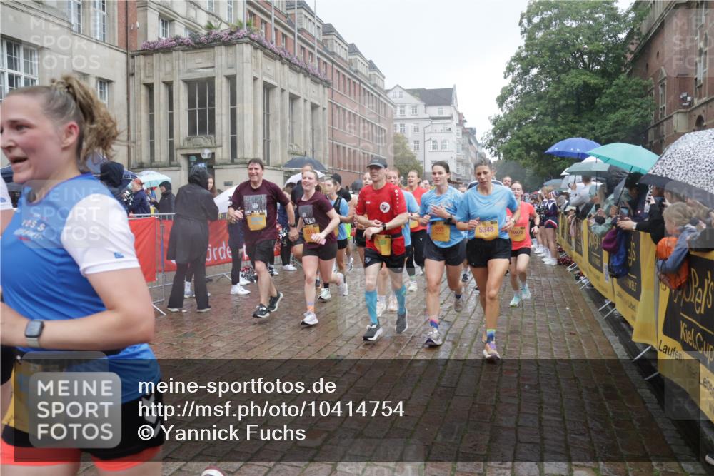 13.09.2026 - Kiel Lauf Yannick Fuchs http://msf.ph/oto/10414754 13.09.2026 10:46:36 Ziel 206, 972, 1325, 1430, 2027, 2037, 2594, 3109, 3117, 3677, 4242, 4499, 4763, 5591, 5974, 7061, 8475, 8678, 9248, 9415, 9844, 9875, 10706, 10758, 11742, 11825, 12307, 12466, 12704, 272, 498, 550, 665, 1013, 1030, 1374, 1582, 1913, 2448, 2776, 3422, 4331, 4397, 4516, 5017, 5348, 5421, 5510, 5515, 5564, 6385, 6436, 6980, 7044, 7241, 7772, 7840, 7939, 8277, 8310, 8520, 8551, 8561, 9207, 9361, 9375, 9715, 10050, 10469, 10699, 10809, 10836, 11232, 11642, 12000 meine-sportfotos.de
