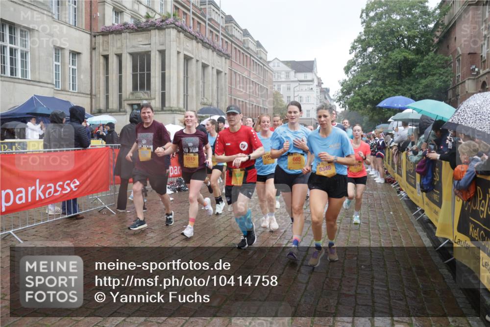 13.09.2026 - Kiel Lauf Yannick Fuchs http://msf.ph/oto/10414758 13.09.2026 10:46:36 Ziel 206, 972, 1325, 1430, 2027, 2037, 2594, 3109, 3117, 3677, 4242, 4499, 4763, 5591, 5974, 7061, 8475, 8678, 9248, 9415, 9844, 9875, 10706, 10758, 11742, 11825, 12307, 12466, 12704, 272, 498, 550, 665, 1013, 1030, 1374, 1582, 1913, 2448, 2776, 3422, 4331, 4397, 4516, 5017, 5348, 5421, 5510, 5515, 5564, 6385, 6436, 6980, 7044, 7241, 7772, 7840, 7939, 8277, 8310, 8520, 8551, 8561, 9207, 9361, 9375, 9715, 10050, 10469, 10699, 10809, 10836, 11232, 11642, 12000 meine-sportfotos.de