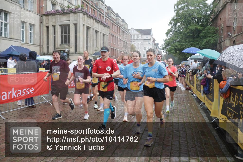 13.09.2026 - Kiel Lauf Yannick Fuchs http://msf.ph/oto/10414762 13.09.2026 10:46:36 Ziel 206, 972, 1325, 1430, 2027, 2037, 2594, 3109, 3117, 3677, 4242, 4499, 4763, 5591, 5974, 7061, 8475, 8678, 9248, 9415, 9844, 9875, 10706, 10758, 11742, 11825, 12307, 12466, 12704, 272, 498, 550, 665, 1013, 1030, 1374, 1582, 1913, 2448, 2776, 3422, 4331, 4397, 4516, 5017, 5348, 5421, 5510, 5515, 5564, 6385, 6436, 6980, 7044, 7241, 7772, 7840, 7939, 8277, 8310, 8520, 8551, 8561, 9207, 9361, 9375, 9715, 10050, 10469, 10699, 10809, 10836, 11232, 11642, 12000 meine-sportfotos.de