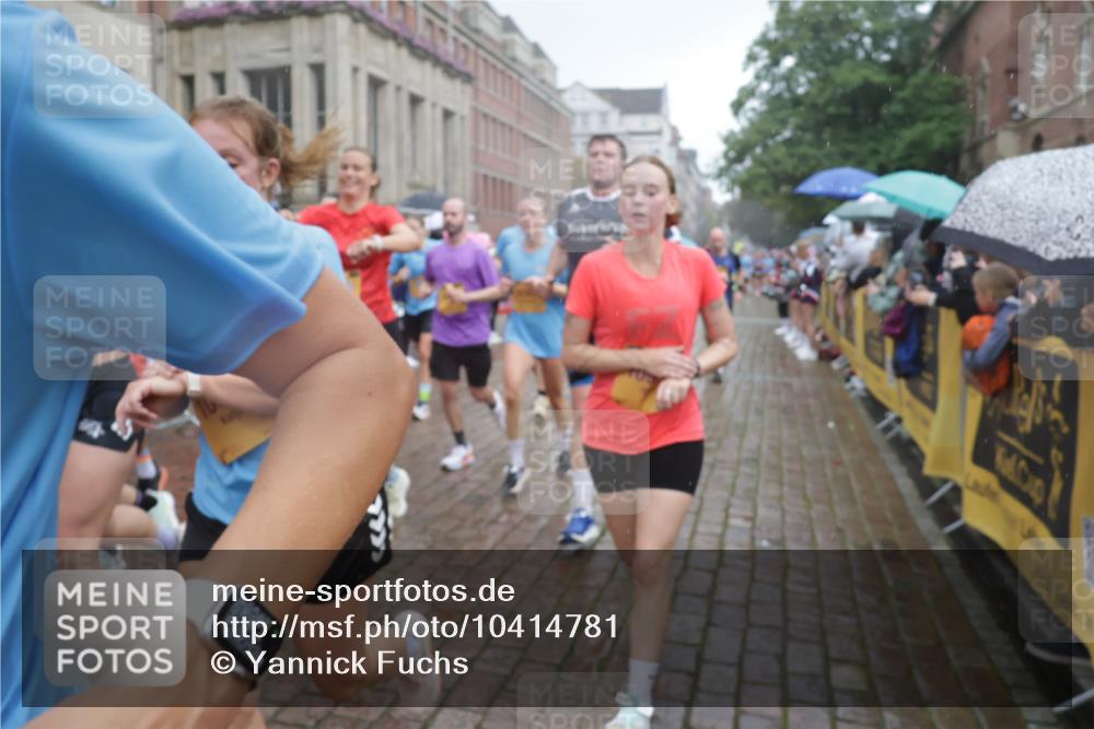 13.09.2026 - Kiel Lauf Yannick Fuchs http://msf.ph/oto/10414781 13.09.2026 10:46:37 Ziel 206, 972, 1325, 1430, 2027, 2037, 2594, 3109, 3117, 3677, 4242, 4499, 4674, 4763, 5591, 5974, 6909, 7061, 8475, 8678, 9248, 9415, 9844, 9875, 10706, 10758, 11742, 11825, 12260, 12307, 12466, 12704, 206, 272, 498, 550, 665, 1013, 1030, 1374, 1582, 1913, 2448, 2776, 3422, 4331, 4397, 4516, 5017, 5348, 5421, 5510, 5515, 5564, 6436, 6980, 7044, 7241, 7772, 7840, 7939, 8277, 8310, 8520, 8561, 9207, 9361, 9415, 9715, 10050, 10469, 10699, 10809, 10836, 11232, 11642, 12000 meine-sportfotos.de