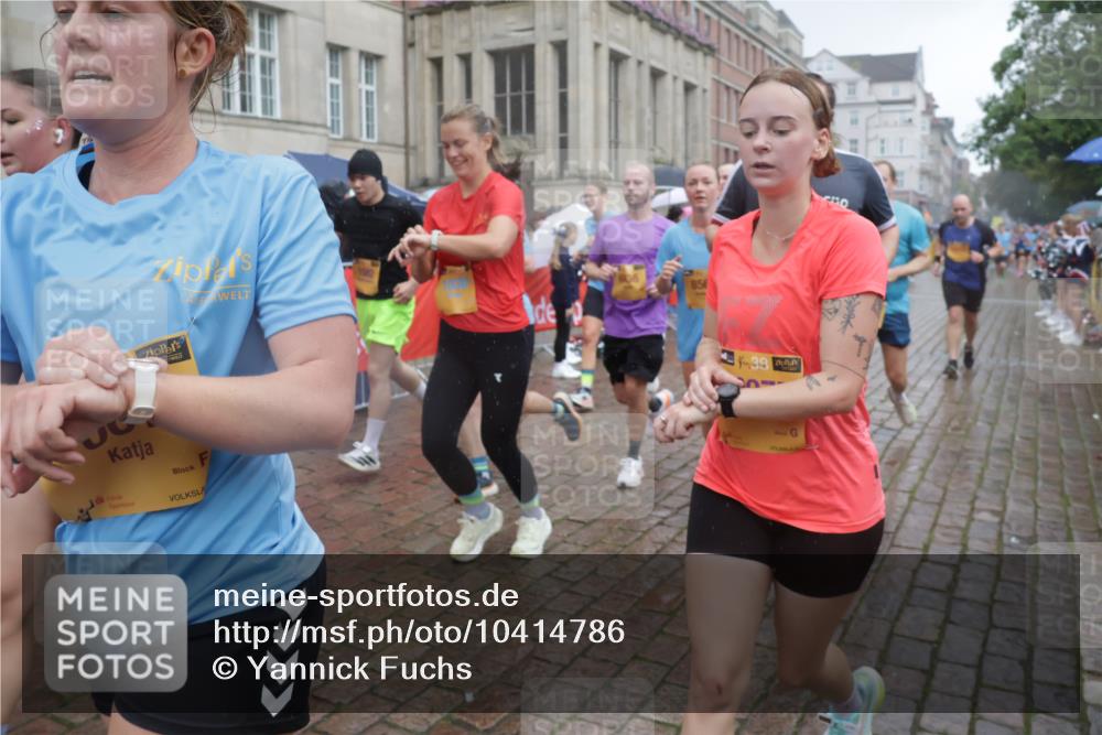 13.09.2026 - Kiel Lauf Yannick Fuchs http://msf.ph/oto/10414786 13.09.2026 10:46:38 Ziel 972, 1325, 1430, 2027, 2037, 2551, 2594, 3109, 3117, 3677, 4242, 4499, 4674, 4763, 5591, 5974, 6909, 7061, 8283, 8475, 8678, 8901, 9248, 9713, 9844, 9875, 10706, 10758, 10814, 11742, 11825, 12260, 12307, 12466, 12704, 206, 272, 498, 550, 1013, 1030, 1374, 1582, 1913, 2448, 2776, 3422, 4331, 4397, 4516, 5017, 5421, 5510, 5515, 6436, 6980, 7044, 7241, 7772, 7840, 7939, 8277, 8310, 8520, 8561, 9207, 9361, 9415, 9715, 10050, 10469, 10699, 10809, 10836, 11232, 11642, 12000 meine-sportfotos.de