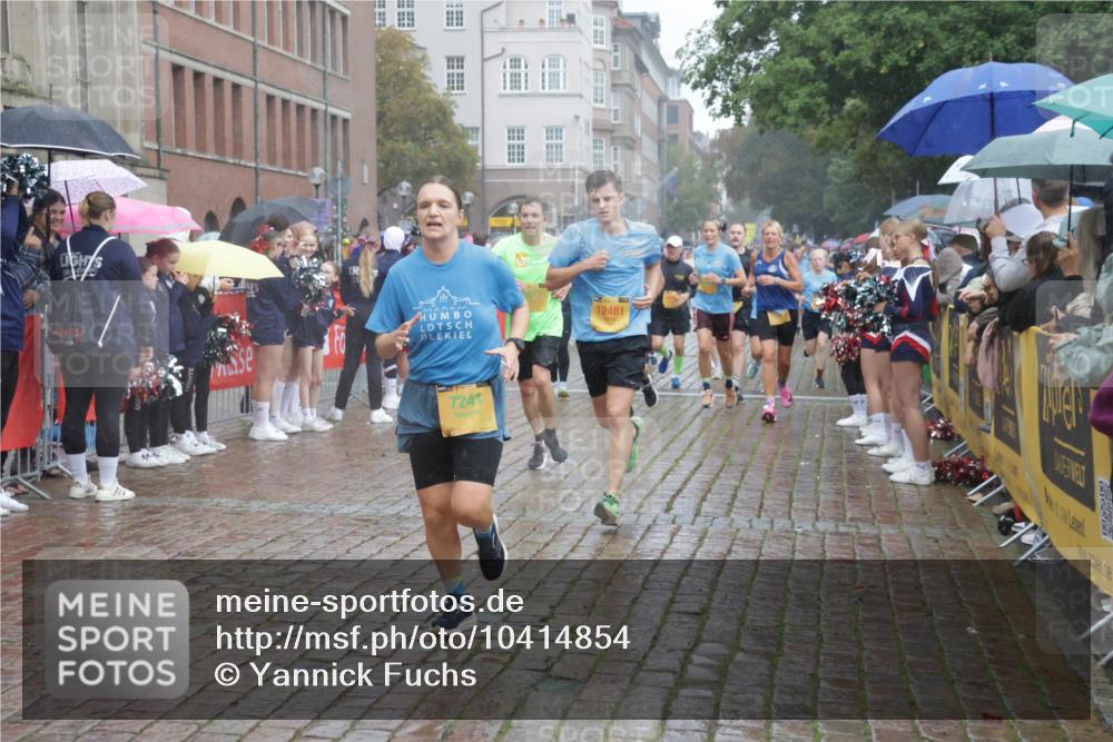 13.09.2026 - Kiel Lauf Yannick Fuchs http://msf.ph/oto/10414854 13.09.2026 10:46:43 Ziel 1325, 1982, 2027, 2551, 2594, 2702, 3109, 3117, 3533, 3677, 4499, 4674, 5591, 5974, 6551, 6874, 6909, 8219, 8283, 8475, 8678, 8901, 9248, 9713, 9875, 10398, 10706, 10758, 10814, 11825, 12260, 12466, 206, 972, 1013, 1430, 1913, 2027, 2037, 2448, 2776, 3422, 4242, 4331, 4397, 4516, 4763, 5017, 5421, 7044, 7061, 7241, 7840, 8277, 8310, 8520, 9361, 9415, 9844, 10469, 10699, 10758, 10836, 11232, 11642, 12000, 12704, 85, 111 meine-sportfotos.de