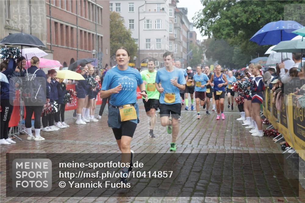 13.09.2026 - Kiel Lauf Yannick Fuchs http://msf.ph/oto/10414857 13.09.2026 10:46:43 Ziel 1325, 1982, 2027, 2551, 2594, 2702, 3109, 3117, 3533, 3677, 4499, 4674, 5591, 5974, 6551, 6874, 6909, 8219, 8283, 8475, 8678, 8901, 9248, 9713, 9875, 10398, 10706, 10758, 10814, 11825, 12260, 12466, 206, 972, 1013, 1430, 1913, 2027, 2037, 2448, 2776, 3422, 4242, 4331, 4397, 4516, 4763, 5017, 5421, 7044, 7061, 7241, 7840, 8277, 8310, 8520, 9361, 9415, 9844, 10469, 10699, 10758, 10836, 11232, 11642, 12000, 12704, 85, 111 meine-sportfotos.de