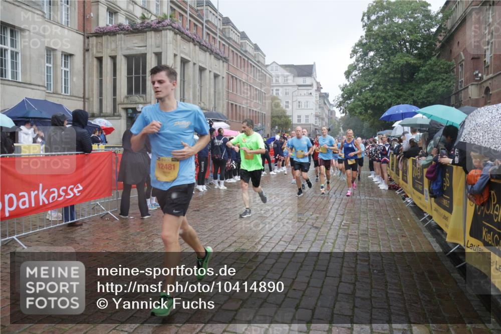 13.09.2026 - Kiel Lauf Yannick Fuchs http://msf.ph/oto/10414890 13.09.2026 10:46:45 Ziel 898, 1982, 2551, 2594, 2702, 3109, 3533, 3964, 4499, 4674, 5591, 5974, 6551, 6874, 6909, 8219, 8283, 8475, 8901, 9248, 9713, 9875, 10398, 10706, 10814, 11075, 12260, 12466, 206, 972, 1013, 1325, 1430, 1913, 2027, 2037, 2448, 2776, 3117, 3422, 3677, 4242, 4331, 4397, 4516, 4763, 5017, 5421, 7044, 7061, 7241, 7840, 8277, 8310, 8520, 8678, 9361, 9415, 9844, 10469, 10699, 10758, 10836, 11232, 11642, 12000, 12704, 85, 111 meine-sportfotos.de